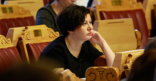 Helga Pedersen (A) fylgjer med på spørjetimen. Foto: Stortinget/Terje Heiestad.