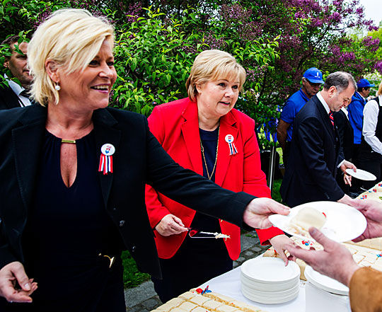 Finansminister Siv Jensen, statsminister Erna Solberg og stortingspresident Olemic Thommessen deler ut kake. Foto: Erlend Aas/NTB scanpix/Stortinget.