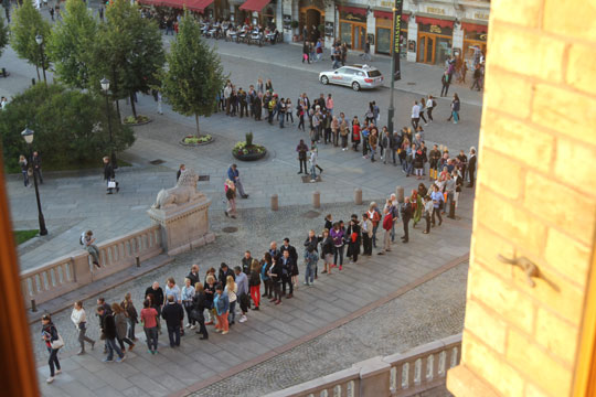 Long queues at Løvebakken. Photo: The Storting