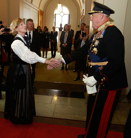 Stortingets direktør Ida Børresen tar imot H.M. Kong Harald V før åpningen. Foto: Stortinget/Terje Heiestad.