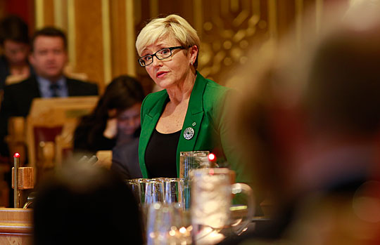 Liv Signe Navarsete (Sp) stiller spørsmål til statsministeren under spørjetimen. Foto: Stortinget/Terje Heiestad.