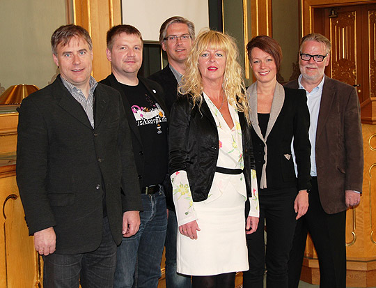 Juryen – fra venstre: Komponist og dirigent Torstein Aagaard-Nilsen, Norsk Komponistforening, musikksjef Geir Ulseth, Norges Musikkorps Forbund, organisasjonskonsulent Rune Frank Brunslid, Norges Korforbund, komponist, pianist og pedagog Anniken Paulsen, NOPA (Norsk forening for komponister og tekstforfattere), stortingsrepresentant Line Henriette Hjemdal, juryens leder, og daglig leder Holger Gulbrandsen, Norges Musikkorps Forbund, Viken. Foto: Norges Musikkorps Forbund.
