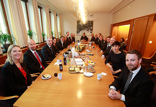 Den nye regjeringen samlet i statsrådssalen på Stortinget onsdag formiddag. Foto: Stortinget/Terje Heiestad.