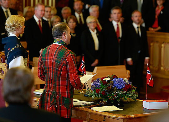 Stortingspresident Olemic Thommessen under åpningsseremonien. Til venstre: Sekretær Jette F. Christensen. Foto: Stortinget/Terje Heiestad.