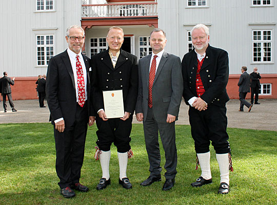 Deltagere på fredningsarrangementet i Eidsvollsbygningen, fra venstre: Direktør Erik Jondell, Eidsvoll 1814, Statsbyggs adm . direktør Harald Nikolaisen, stortingspresident Olemic Thommessen og riksantikvar Jørn Holme.