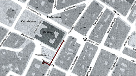 Vegen frå ingangen i Akersgata til Prinsens gate 26 merkt med raudt.