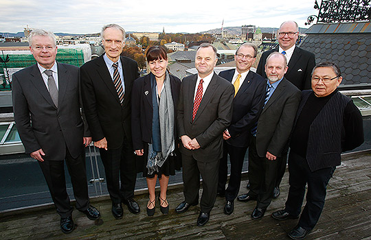 Nordiske parlamentspresidenter i Oslo 30. oktober. Fra venstre Einar K. Guðfinnsson, Island; Bertel Haarder, Danmark (presidiemedlem); Britt Lundberg, Åland; Olemic Thommessen, Norge; Per Westerberg, Sverige; Eero Heinäluoma, Finland (bak); Jógvan á Lakjuni, Færøyene (foran) og Lars-Emil Johansen, Grønland. Foto: Stortinget/Terje Heiestad.