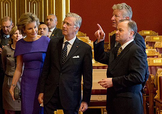 Stortingspresident Olemic Thommessen viser frem stortingssalen til dronning Mathilde og kong Philippe av Belgia. Foto: Stortinget/Morten Brakestad.