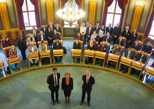 Initiativtaker Abid Q. Raja, første visepresident Marit Nybakk og utenriksminister Børge Brende foran de internasjonale parlamentarikerne. Foto: Stortinget/Morten Brakestad.