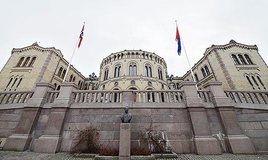 Det norske og samiske flagget utenfor stortingsbygningen.