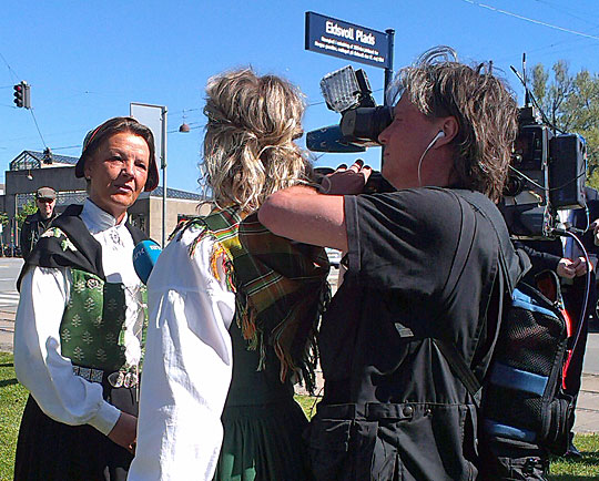 Ingjerd Schou intervjues på Eidsvoll Plads i København.