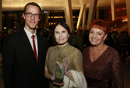 Vinnere av Nordisk råds barne- og ungdomslitteraturpris Jani Ikonen og Seita Vuorela sammen med Nordisk råds president Marit Nybakk. Foto: Stortinget/Terje Heiestad.