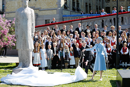 Søndag 18. mai ble monumentet over Christian Frederik avduket på Eidsvolls plass utenfor Stortinget. H.M. Dronning Margrethe av Danmark foretok avdukingen.Foto: Terje Heiestad/Stortinget.