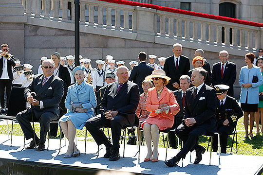 H.K.H. Prinsgemal Henrik, H.M. Dronning Margrethe, H.M. Kong Harald, H.M. Dronning Sonja og stortingspresident Olemic Thommessen. Foto: Terje Heiestad/Stortinget.