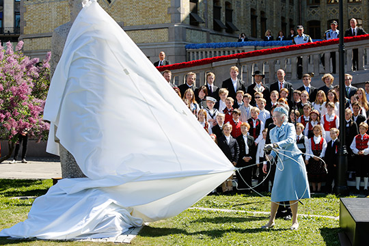 H.M. Dronning Margrethe av Danmark foretok avdukingen. Foto: Terje Heiestad/Stortinget.