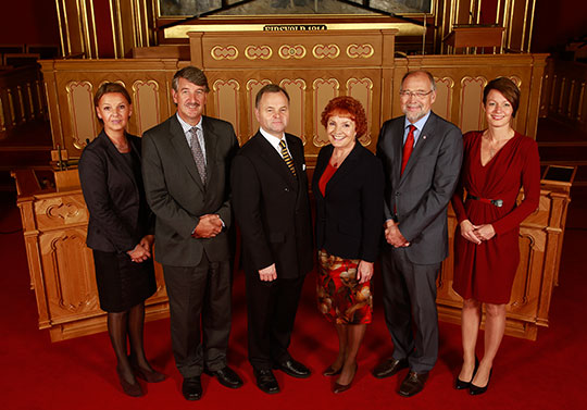 Stortingets nye presidentskap. Fra venstre: Ingjerd Schou (H), Kenneth Svendsen (FrP), Olemic Thommessen (H), Marit Nybakk (A), Svein Roald Hansen (A) og Line Henriette Hjemdal (KrF). Foto: Stortinget/Terje Heiestad.
