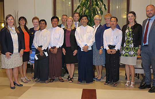 I Yangon møtte utenriks- og forsvarskomiteen flere representanter for «88-generasjonen» som deltok i studentopprøret i 1988 og deretter satt som politiske fanger mens militærjuntaen styrte Myanmar.