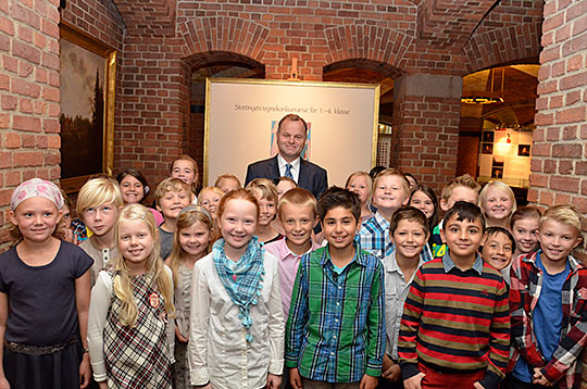 Elvin Rama Berg-Appadhoo med klassen sin fra Hauglia skole i Akershus i histiorisk sal sammen med stortingspresident Olemic Thommessen.