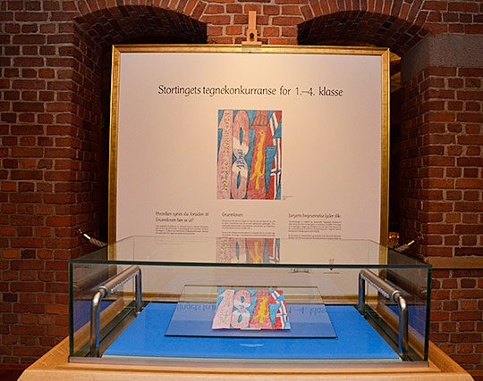 Vinnertegningen ligger utstilt i en monter i historisk sal i stortingsbygningen.