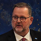 Svein Harberg holder tale under Sametingets åpning. Foto: Vaino Rensberg/Sametinget.