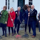 Kommunal- og forvaltningskomiteen på besøk på Vittersø Inn på tunet hvor det drives demensomsorg. Foto: Stortinget.