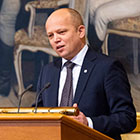 Finansminister Trygve Slagsvold Vedum legger frem regjeringens endringsforslag til statsbudsjettet for 2022. Foto: Stortinget.