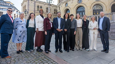 Fra venstre: Generalsekretær Gro Lindstad og leder Merete Stamneshagen i Den Nasjonale Støttegruppen etter 22. juli, Ingrid Liland (MDG), Marian Hussein (SV), Sylvi Listhaug (FrP), stortingspresident Masud Gharahkhani, Tonje Brenna (A), Ine Eriksen Søreide (H), Marie Sneve Martinussen (R), Ida Lindtveit Røse (KrF), Guri Melby (V) og Trygve Slagsvold Vedum (Sp). Foto: Sigbjørn P. Kiserud/Stortinget.