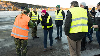 – En sentral del av å være med i NATO er at allierte kan operere sammen. Det må vi øve og trene på sammen, sier leder Ine Eriksen Søreide (H) i utenriks- og forsvarskomiteen. Dette bildet er fra 2024 da utenriks- og forsvarskomiteen besøkte øvelsen Nordic Response.
