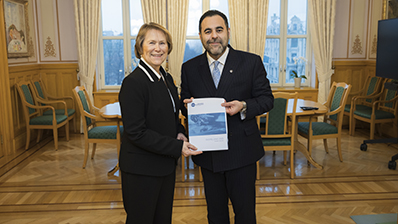 Stortingspresident Masud Gharahkhani mottok EOS-utvalgets årsmelding fra utvalgsleder Grete Faremo. Foto: Stortinget.