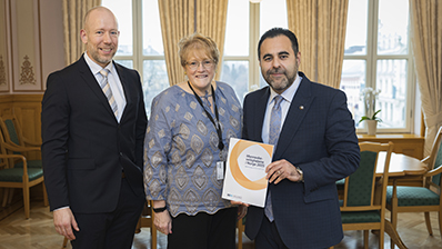 Direktør Kai Spurkland og styreleder Trine Skei Grande overleverte NIMs årsmelding til stortingspresident Masud Gharahkhani. Foto: Stortinget.