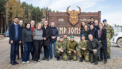 Utenriks- og forsvarskomiteen på Camp Jomsborg. Foto: Forsvaret.