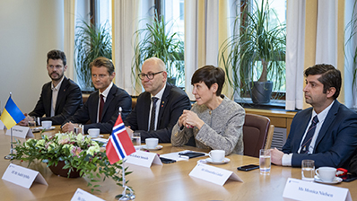 Medlemmer fra utenriks- og forsvarskomiteen reiser til Brussel torsdag 29. januar. Dette bildet er fra et tidligere møte på Stortinget. Fra venstre: Bjørnar Moxnes (R), Peter Frølich (H), Nils-Ole Foshaug (A), Ine Eriksen Søreide (H) og Himanshu Gulati (FrP). Foto: Stortinget.