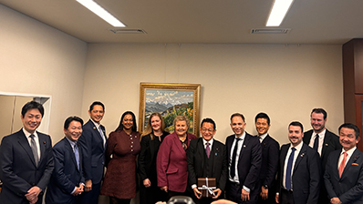 Delegasjonen fra Stortinget i møte med utenrikskomiteen i det japanske parlamentet. Foto: Stortinget.
