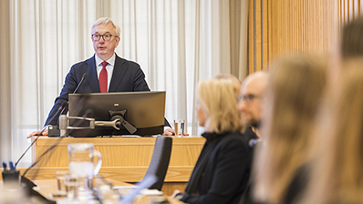 Riksrevisor Karl Eirik Schjøtt-Pedersen under fremleggelsen av Riksrevisjonens rapport om kapasitet på strømnettet 18. mars 2025. Foto: Stortinget.