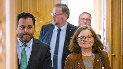 Stortingspresident Masud Gharahkhani og Therese Johnsen, leder av representantordningutvalget, før fremleggelsen av delrapporten 2. mai 2022. Foto: Stortinget.