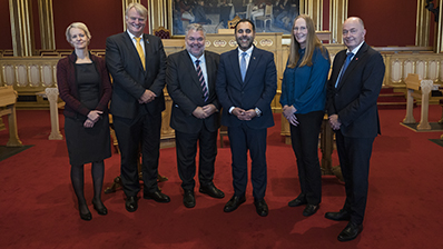 Stortingets presidentskap. Fra venstre: femte visepresident Ingrid Fiskaa (SV), tredje visepresident Ove Trellevik (H), første visepresident Morten Wold (FrP), stortingspresident Masud Gharahkhani (A), andre visepresident Lise Selnes (A) og fjerde visepresident Morten Stordalen (FrP). Foto: Stortinget.