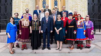 Sannhets- og forsoningskommisjonen foran Stortinget.