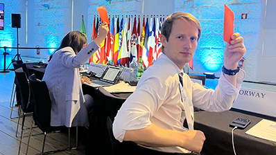 Aleksander Stokkebø under votering på OSSE PAs hovedsesjon sommeren 2025. Foto: Stortinget.
