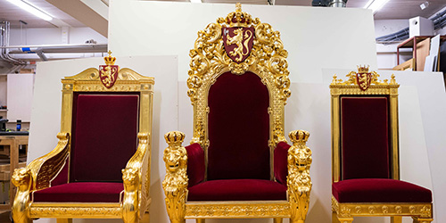 Dronningstolen, tronstolen og prinsestolen. Foto: Stortinget.