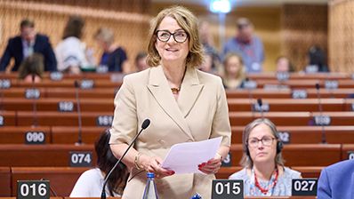 En enstemmig parlamentarikerforsamling støttet Tone Wilhelmsen Trøen (H) i kampen for at journalister fritt skal kunne rapportere fra idrettsarrangementer. Foto: Europarådet.