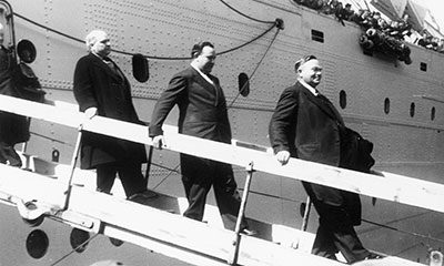 C. J. Hambro, Trygve Lie og Johan Nygaardsvold ankommer Oslo 31. mai 1945. Foto: Anders Beer Wilse/Norsk Folkemuseum.