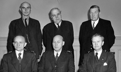 Stortinget valgte disse seks til å sitte i presidentskapet i desember 1945: Stående: Aldor Ingebrigtsen (Lagtingets visepresident), C. J. Hambro (odelstingspresident), Olav Oksvik (Odelstingets visepresident). Sittende: Jakob Mathias Antonson Lothe (lagtingspresident), Fredrik Monsen (stortingspresident) og Gustav Natvig-Pedersen (Stortingets visepresident). Foto: NTB