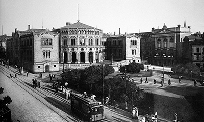 Stortingsbygningen fotografert mellom 1913 og 1915