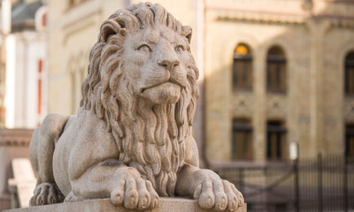 One of the lion statues in front of the Storting building. Photo: Storting.