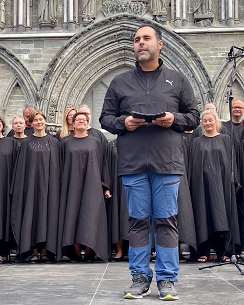 Stortingspresident Masud Gharahkhani holder åpningstale for Olavsfest 2023 på vestfrontplassen foran domkirken i Trondheim.