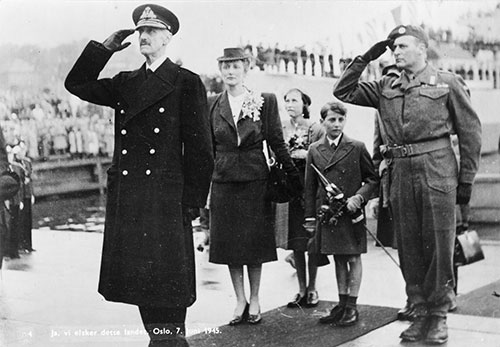 Kong Haakon VII og kronprinsfamilien ved hjemkomsten 7. juni 1945. Foto: Oslo Museum.