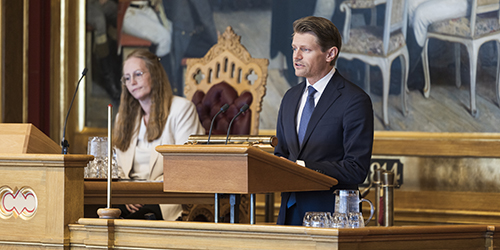 Peter Frølich (H) på talerstolen under debatt om utenriksministerens redegjørelse om EU- og EØS-saker 19. mai 2026