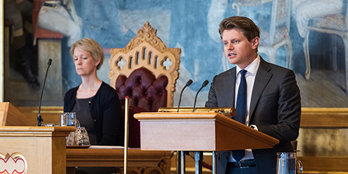 Peter Frølich (Conservative Party) speaking from the rostrum.