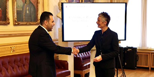 Utvalgsleder Signy Irene Vabo overleverte rapporten som foreslår ny lov om Riksrevisjonen til stortingspresident Masud Gharahkhani torsdag 30. november.