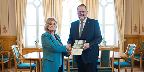 Sivilombud Hanne Harlem overleverer særskilt melding til første visepresident Svein Harberg.